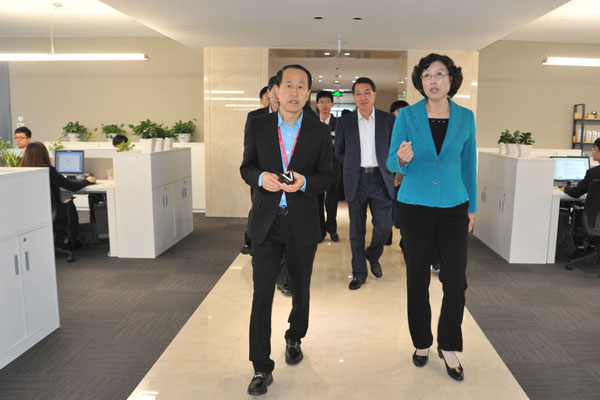 威海市市長張惠一行來聯橋集團視察