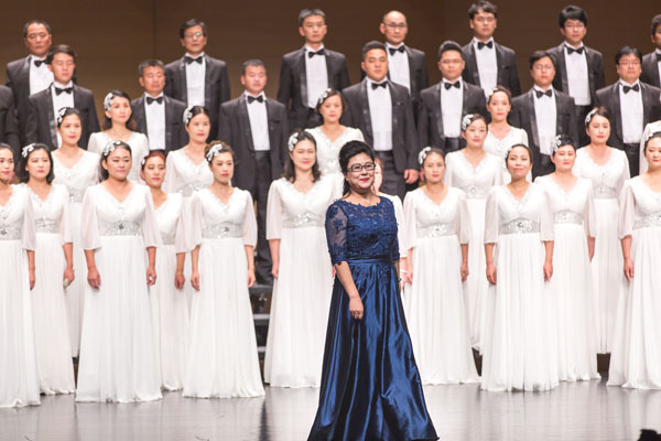 聯(lián)橋藍(lán)色暢想合唱團在威海市紀(jì)念中國工農(nóng)紅軍長征勝利80周年合唱音樂會傾情演唱(圖3)