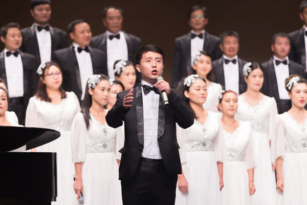 聯(lián)橋藍(lán)色暢想合唱團在威海市紀(jì)念中國工農(nóng)紅軍長征勝利80周年合唱音樂會傾情演唱(圖5)