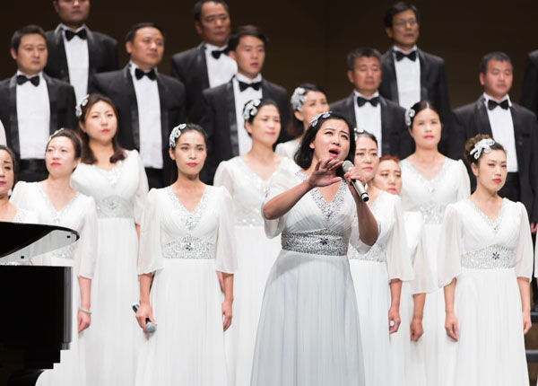 聯(lián)橋藍(lán)色暢想合唱團在威海市紀(jì)念中國工農(nóng)紅軍長征勝利80周年合唱音樂會傾情演唱(圖4)