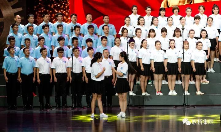 聯橋藍色暢想合唱團榮獲“喜迎十九大·地級威海市成立三十周年全市職工大合唱”一等獎(圖2) 聯橋藍色暢想合唱團榮獲“喜迎十九大·地級威海市成立三十周年全市職工大合唱”一等獎(圖2)